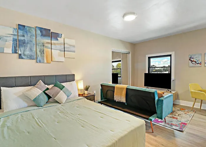 Downtown Urban - Near Metra & Naperville With Parking, Desk, Laundry * Лайл