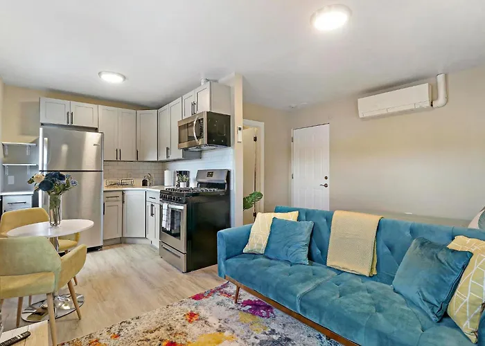 Апартаменты Downtown Urban - Near Metra & Naperville With Parking, Desk, Laundry