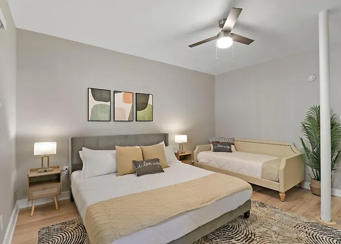 Downtown Urban - Near Metra & Naperville With Parking, Desk, Laundry