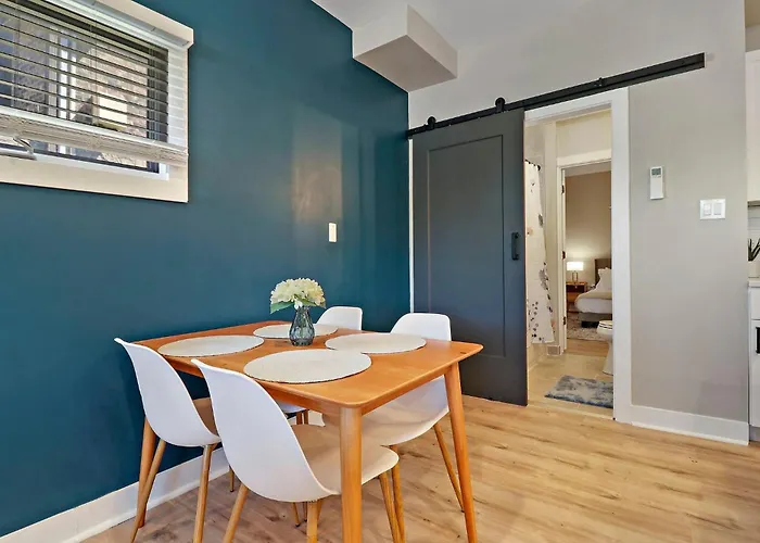 Downtown Urban - Near Metra & Naperville With Parking, Desk, Laundry Апартаменты