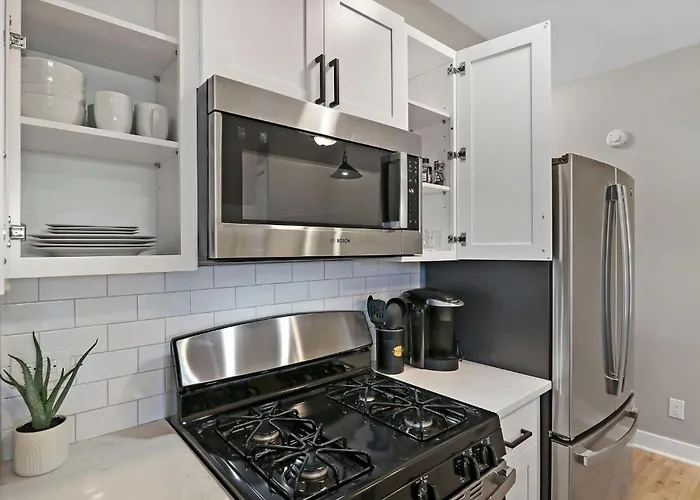 Downtown Urban - Near Metra & Naperville With Parking, Desk, Laundry Лайл