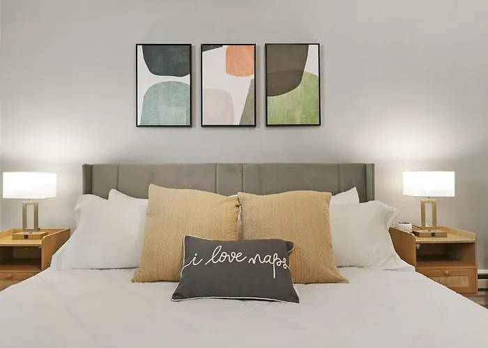 Апартаменты Downtown Urban - Near Metra & Naperville With Parking, Desk, Laundry *
