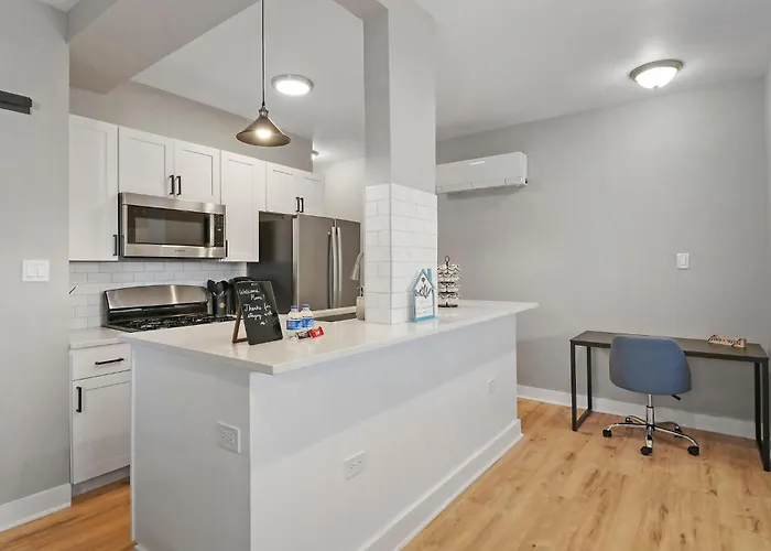 Downtown Urban - Near Metra & Naperville With Parking, Desk, Laundry * Лайл