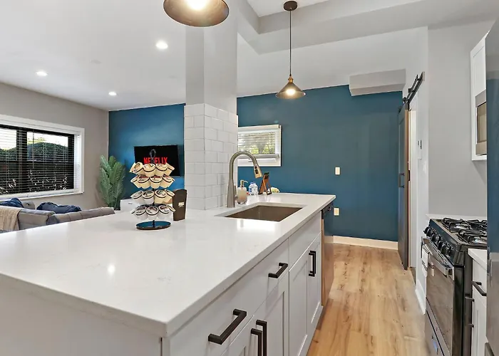 Downtown Urban - Near Metra & Naperville With Parking, Desk, Laundry Апартаменты