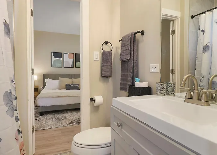 Downtown Urban - Near Metra & Naperville With Parking, Desk, Laundry *