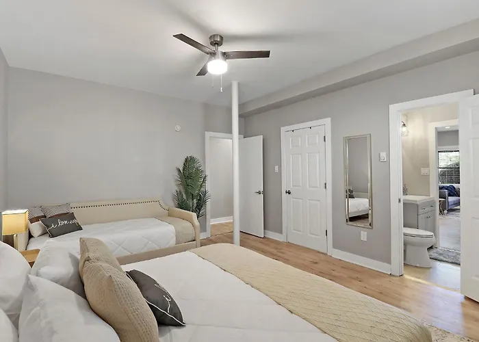 Downtown Urban - Near Metra & Naperville With Parking, Desk, Laundry Апартаменты