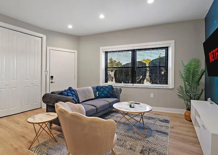 Downtown Urban - Near Metra & Naperville With Parking, Desk, Laundry Апартаменты