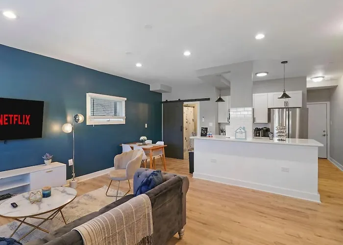 Апартаменты Downtown Urban - Near Metra & Naperville With Parking, Desk, Laundry Лайл