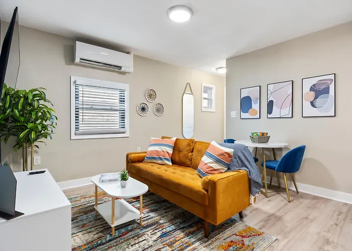 Downtown Urban - Near Metra & Naperville With Parking, Desk, Laundry Апартаменты *