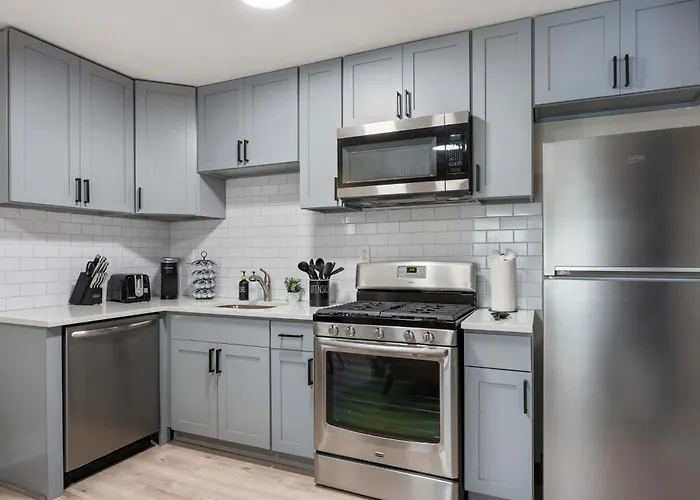 Downtown Urban - Near Metra & Naperville With Parking, Desk, Laundry Лайл