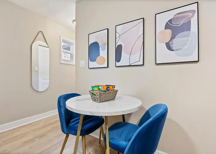 Downtown Urban - Near Metra & Naperville With Parking, Desk, Laundry Апартаменты