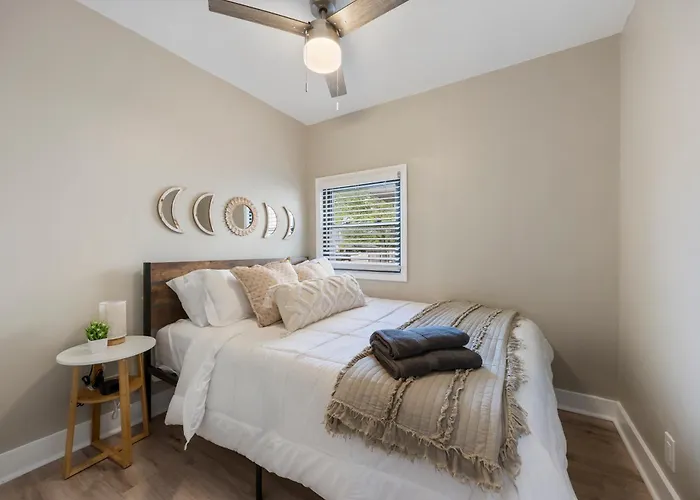 Апартаменты Downtown Urban - Near Metra & Naperville With Parking, Desk, Laundry Лайл