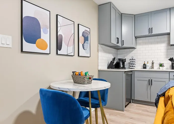 Downtown Urban - Near Metra & Naperville With Parking, Desk, Laundry Апартаменты