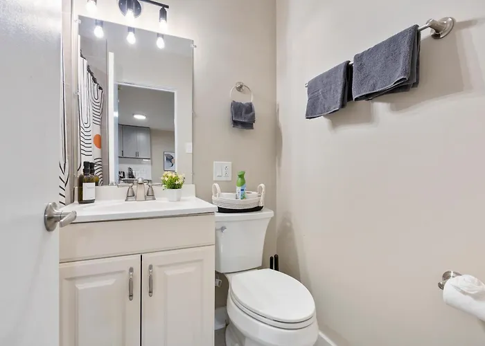 Downtown Urban - Near Metra & Naperville With Parking, Desk, Laundry Апартаменты Лайл