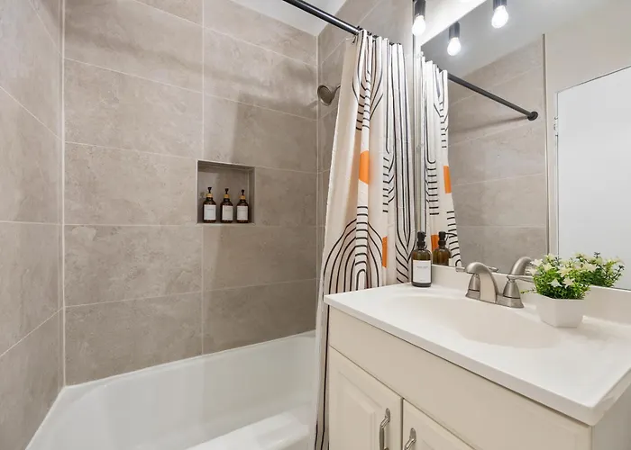 Downtown Urban - Near Metra & Naperville With Parking, Desk, Laundry * Лайл