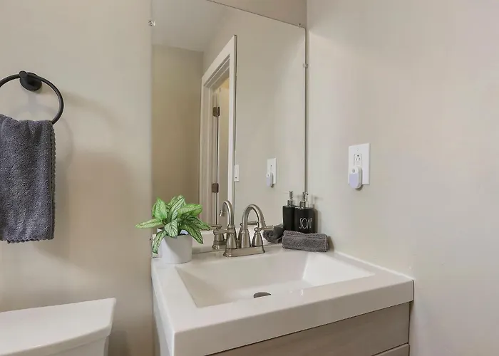 Апартаменты Downtown Urban - Near Metra & Naperville With Parking, Desk, Laundry Лайл