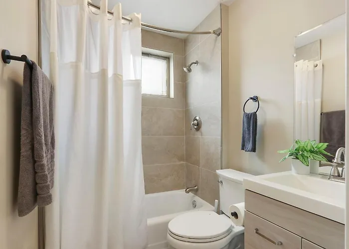 Апартаменты Downtown Urban - Near Metra & Naperville With Parking, Desk, Laundry *