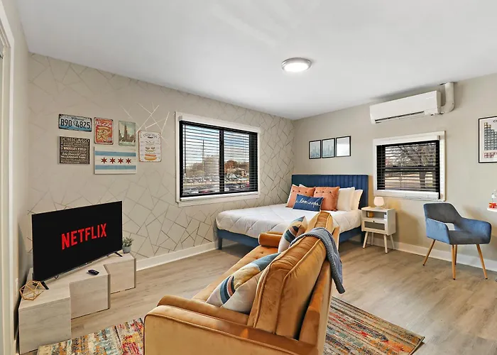 Downtown Urban - Near Metra & Naperville With Parking, Desk, Laundry Лайл