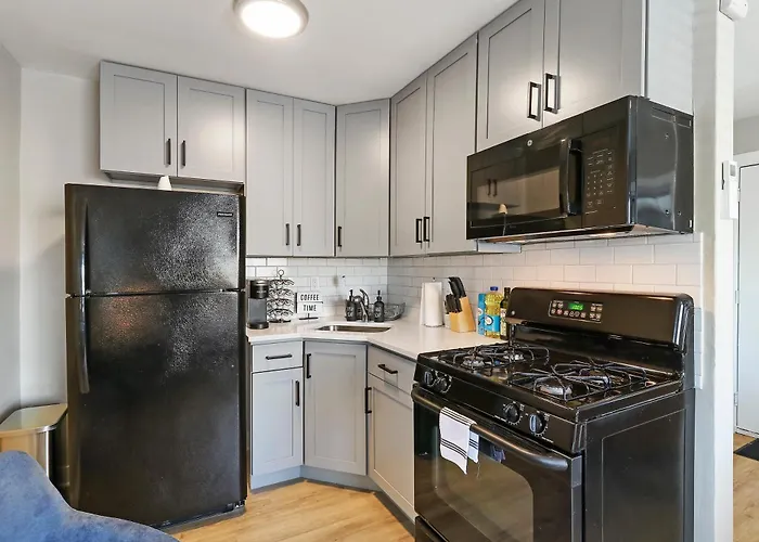 Downtown Urban - Near Metra & Naperville With Parking, Desk, Laundry Лайл