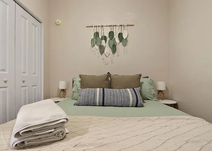 Downtown Urban - Near Metra & Naperville With Parking, Desk, Laundry