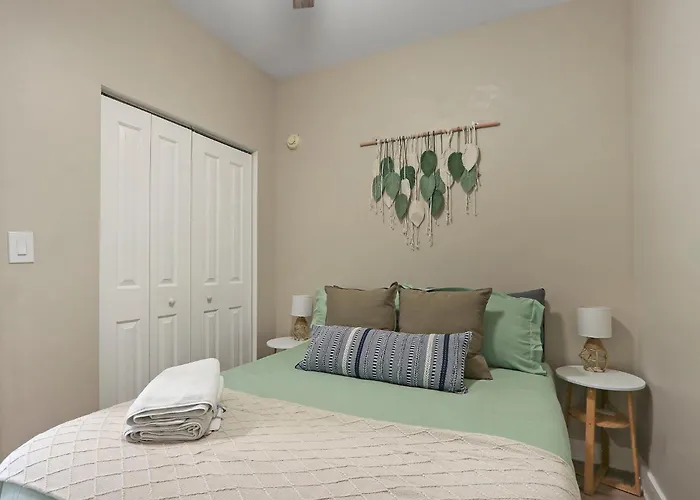 Downtown Urban - Near Metra & Naperville With Parking, Desk, Laundry Апартаменты *