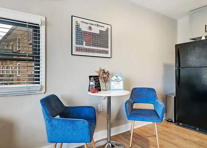 Downtown Urban - Near Metra & Naperville With Parking, Desk, Laundry *