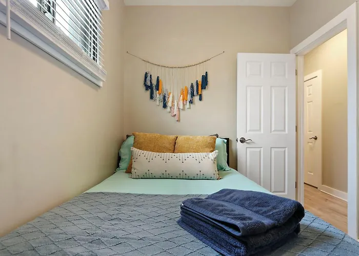 Downtown Urban - Near Metra & Naperville With Parking, Desk, Laundry Лайл