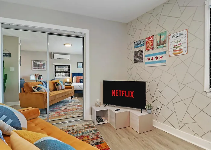 Downtown Urban - Near Metra & Naperville With Parking, Desk, Laundry Апартаменты *