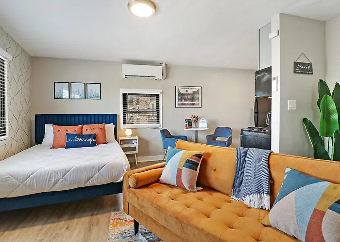 Downtown Urban - Near Metra & Naperville With Parking, Desk, Laundry Апартаменты