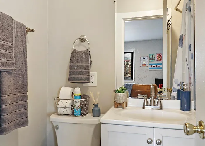 Апартаменты Downtown Urban - Near Metra & Naperville With Parking, Desk, Laundry Лайл