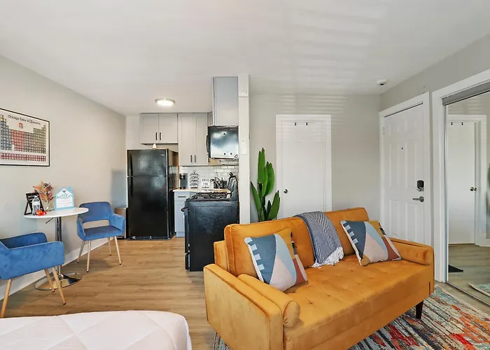 Апартаменты Downtown Urban - Near Metra & Naperville With Parking, Desk, Laundry Лайл