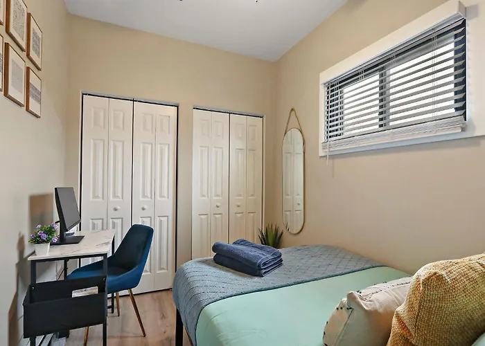 Апартаменты Downtown Urban - Near Metra & Naperville With Parking, Desk, Laundry Лайл