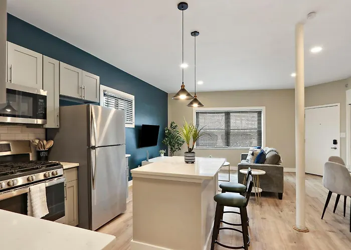 Downtown Urban - Near Metra & Naperville With Parking, Desk, Laundry Апартаменты