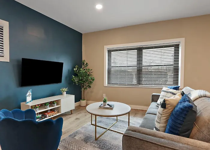 Апартаменты Downtown Urban - Near Metra & Naperville With Parking, Desk, Laundry