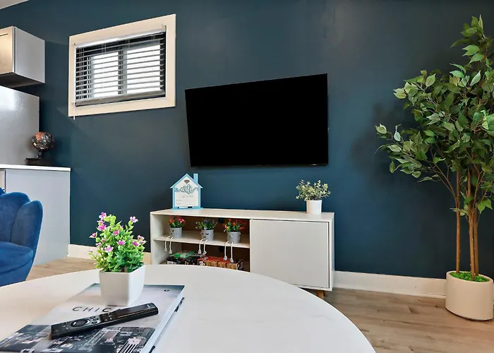 Апартаменты Downtown Urban - Near Metra & Naperville With Parking, Desk, Laundry Лайл