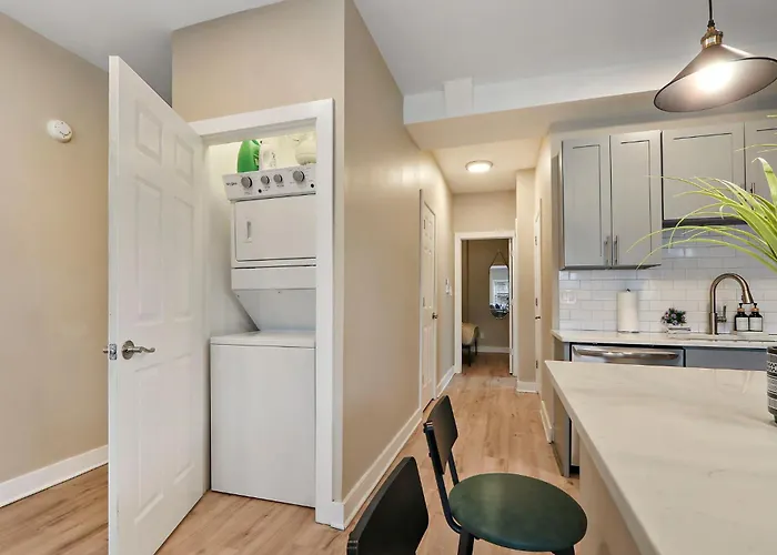 Апартаменты Downtown Urban - Near Metra & Naperville With Parking, Desk, Laundry