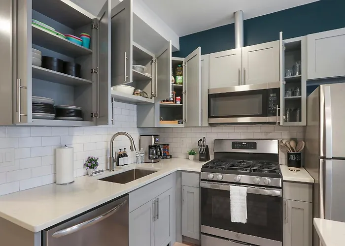 Апартаменты Downtown Urban - Near Metra & Naperville With Parking, Desk, Laundry Лайл