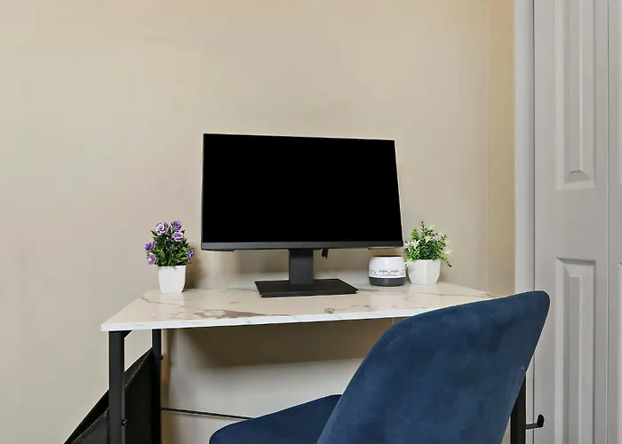 Апартаменты Downtown Urban - Near Metra & Naperville With Parking, Desk, Laundry