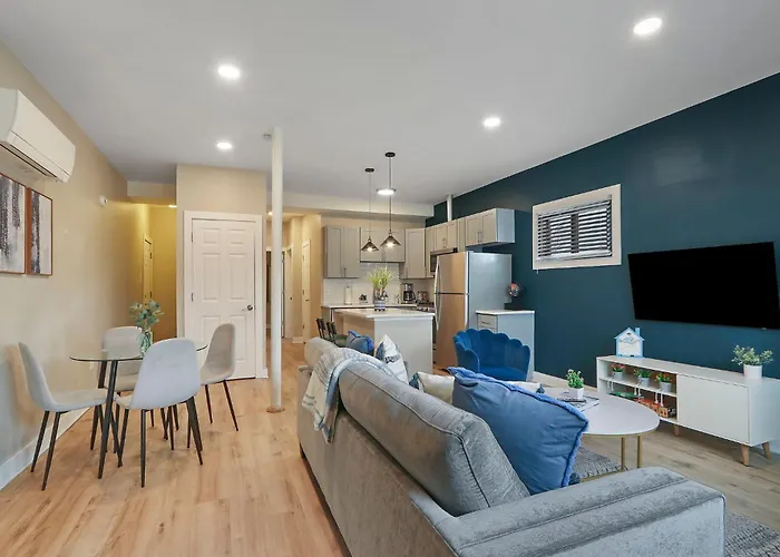 Апартаменты Downtown Urban - Near Metra & Naperville With Parking, Desk, Laundry *