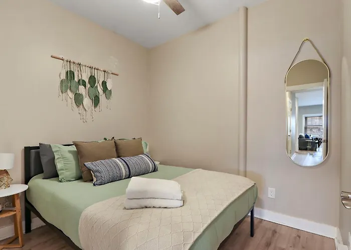Downtown Urban - Near Metra & Naperville With Parking, Desk, Laundry Апартаменты *