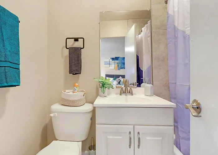 Апартаменты Downtown Urban - Near Metra & Naperville With Parking, Desk, Laundry