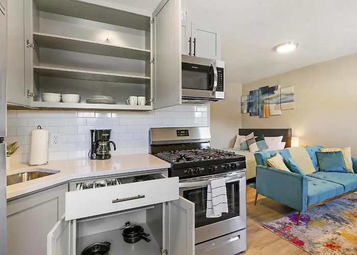 Downtown Urban - Near Metra & Naperville With Parking, Desk, Laundry Лайл