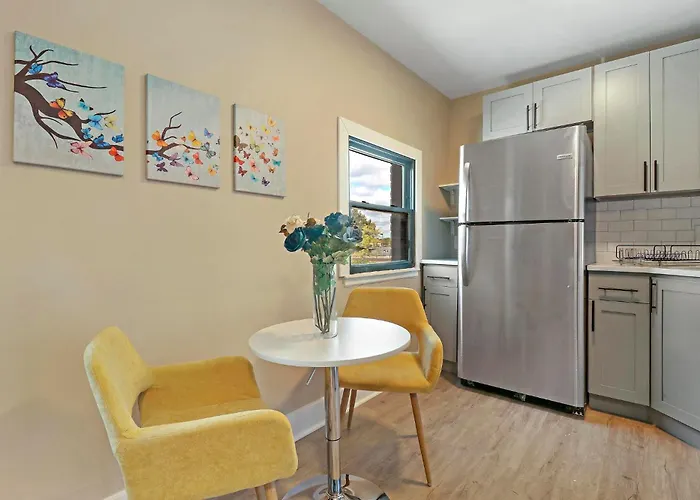 Апартаменты Downtown Urban - Near Metra & Naperville With Parking, Desk, Laundry *