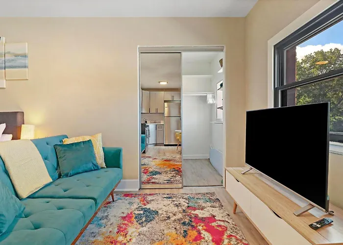 Апартаменты Downtown Urban - Near Metra & Naperville With Parking, Desk, Laundry *
