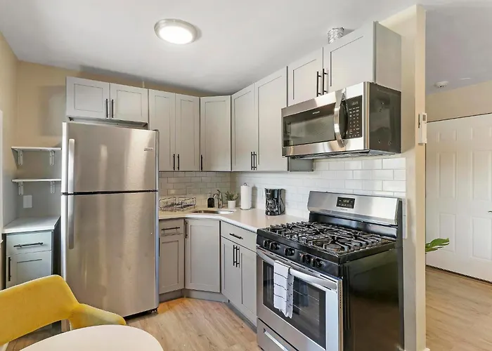 Апартаменты Downtown Urban - Near Metra & Naperville With Parking, Desk, Laundry
