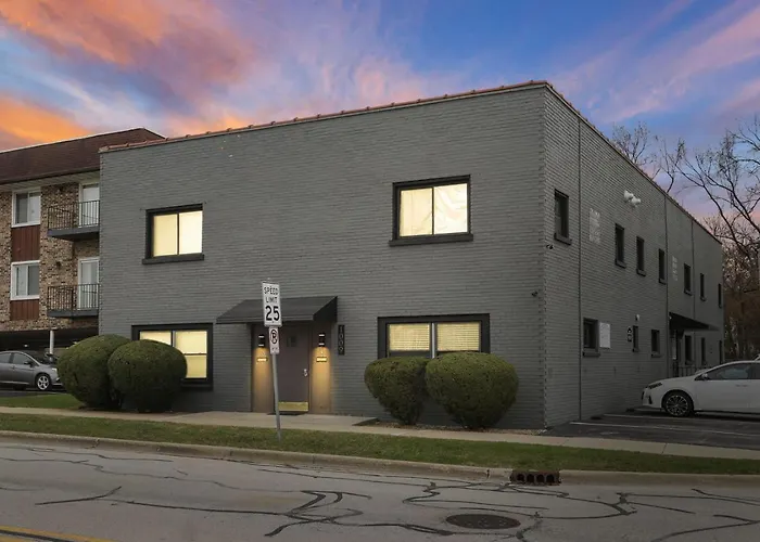 Downtown Urban - Near Metra & Naperville With Parking, Desk, Laundry Апартаменты *
