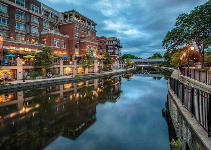 Апартаменты Downtown Urban - Near Metra & Naperville With Parking, Desk, Laundry