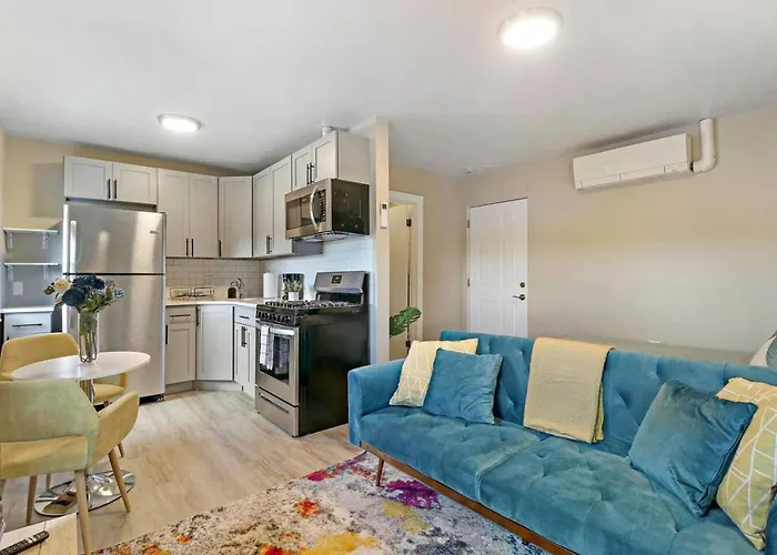 Downtown Urban - Near Metra & Naperville With Parking, Desk, Laundry Apartment Lisle