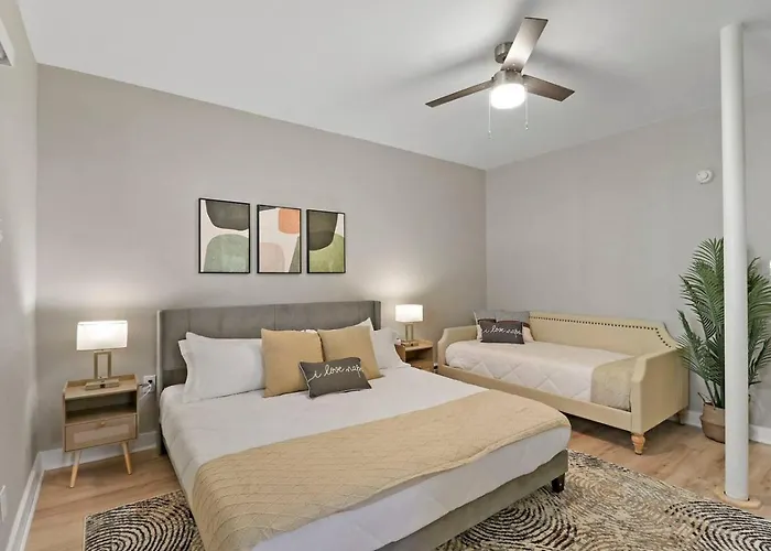 Apartment Downtown Urban - Near Metra & Naperville With Parking, Desk, Laundry