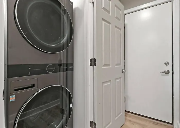 Downtown Urban - Near Metra & Naperville With Parking, Desk, Laundry *